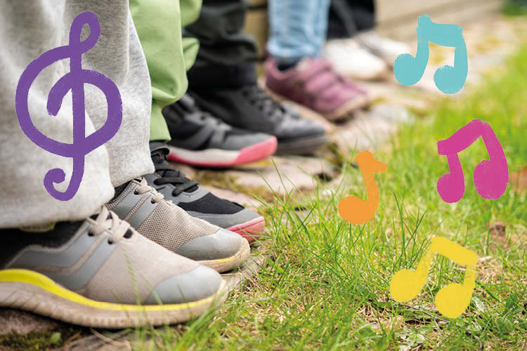 GospelKids-kuoron syyskauden startti Lasten jalat rivissä nurmikon reunalla ja piirrettyjä värikkäitä nuotteja ja nuottiavain.