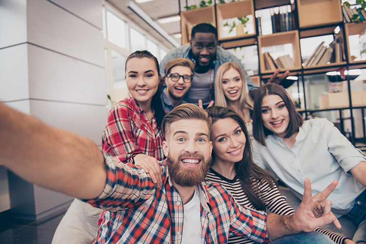 Monikulttuurinen iltapäivä Chapple Hangout Joukko nuoria aikuisia ottaa selfietä.