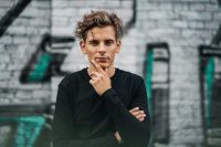 Juhani Tikkasen kuva, jossa hän katsoo suoraan kameraan