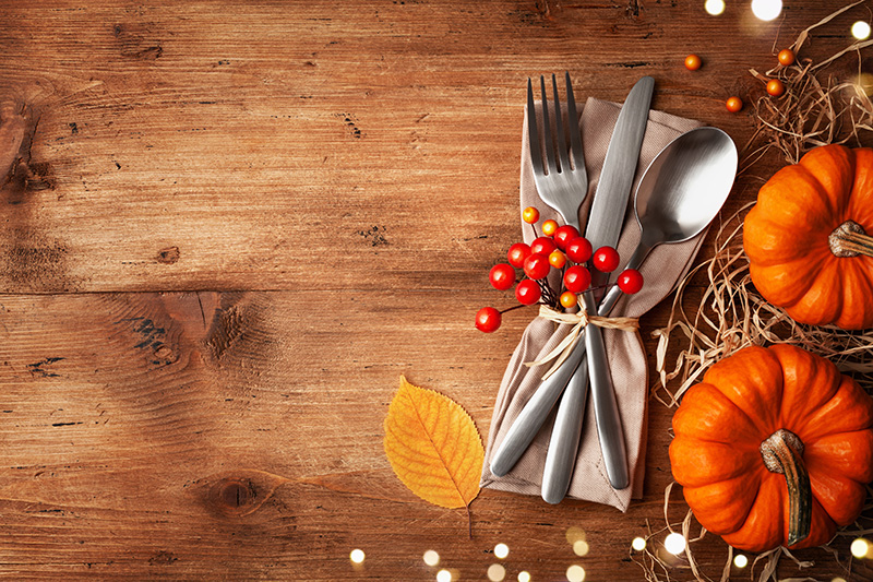 Kiitospäivän tapahtuma / Thanksgiving event Ruokailuvälineet pöydällä ja syksyinen kattaus.