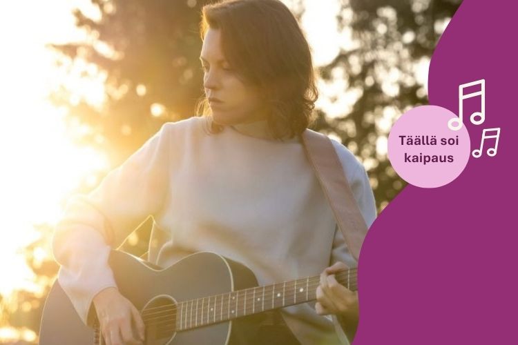 Ylva Haru ja kitara, katse sivulle, taustalla kuusipuita laskevan auringon valossa