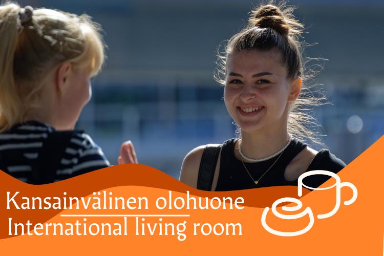 Kansainvälinen Olohuone kaksi ihmistä keskustelee.