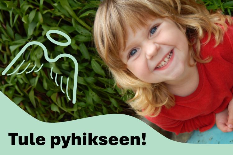 Tyttö hymyilee