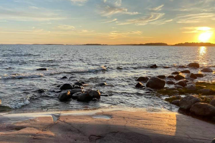 Kristillinen meditaatio -ryhmä Auringonlasku merenrannalla.