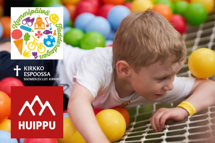 Lapsi verkon päällä pallomeressä.
