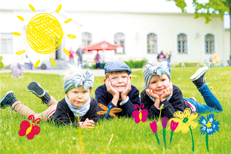 Perheiden ulkokesäkahvila Kuvassa kesäkerholaisia Perkkaan kappelin pihassa.