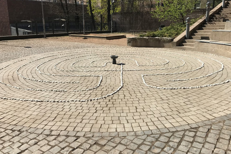 Kivistä rakannettu labyrintti nupukivipihalla.