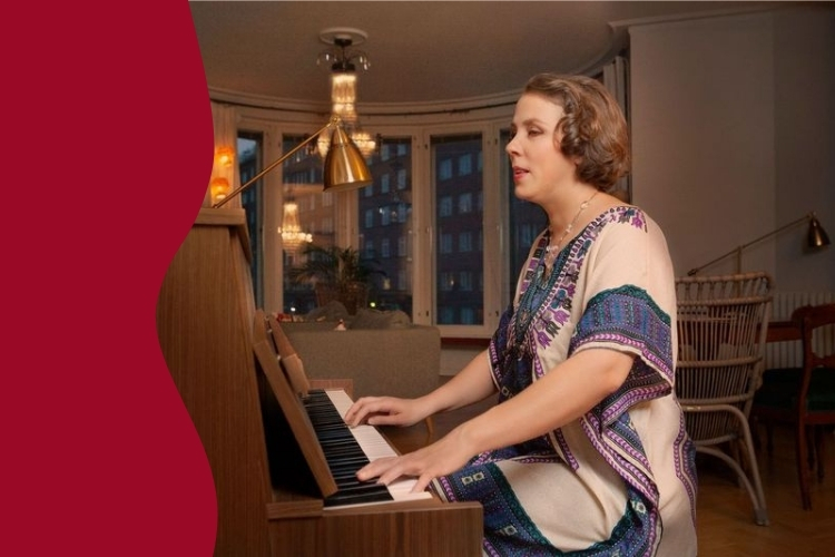 Riikka Hänninen soittaa pianoa ja laulaa.