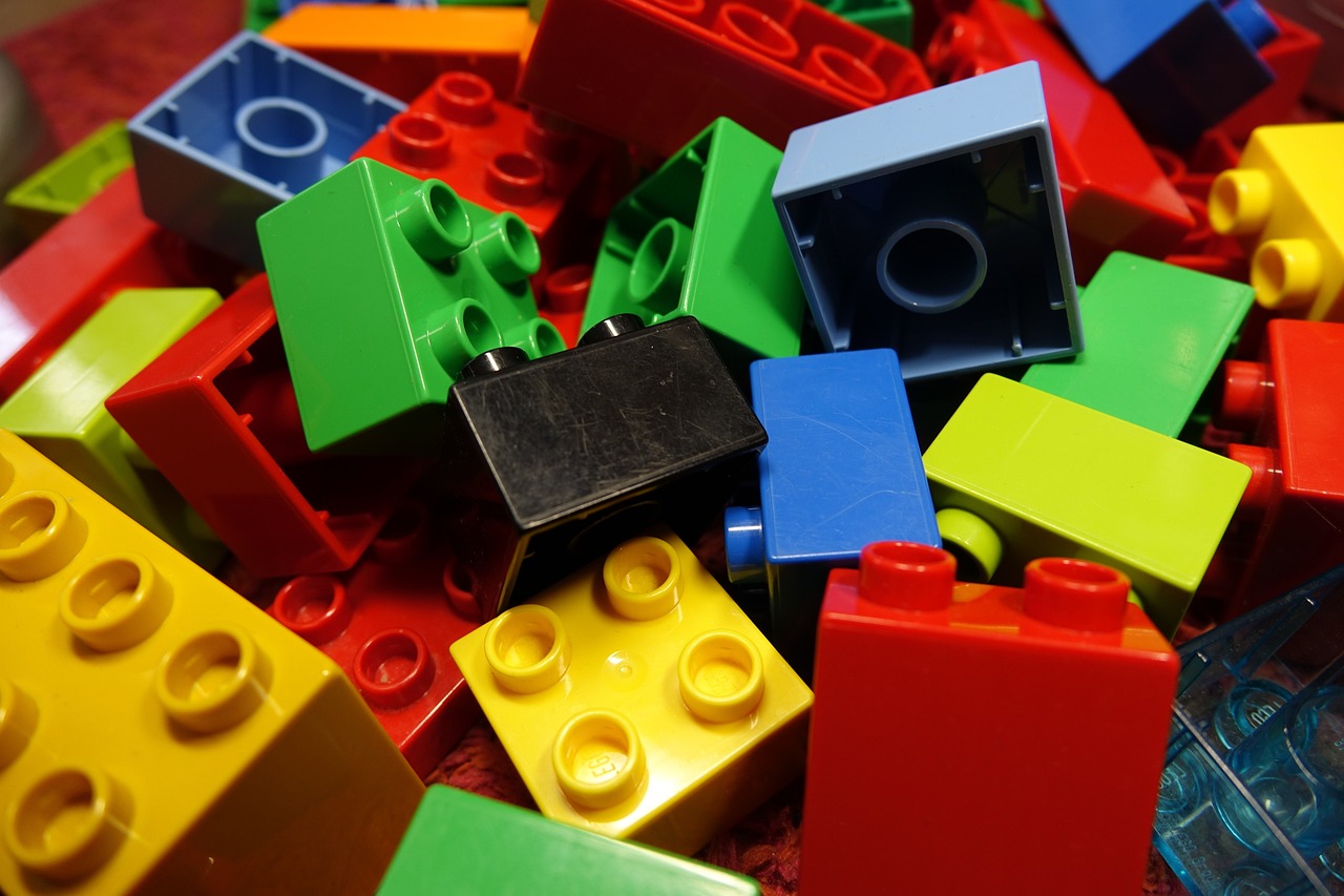 Erivärisiä dublo-legoja.