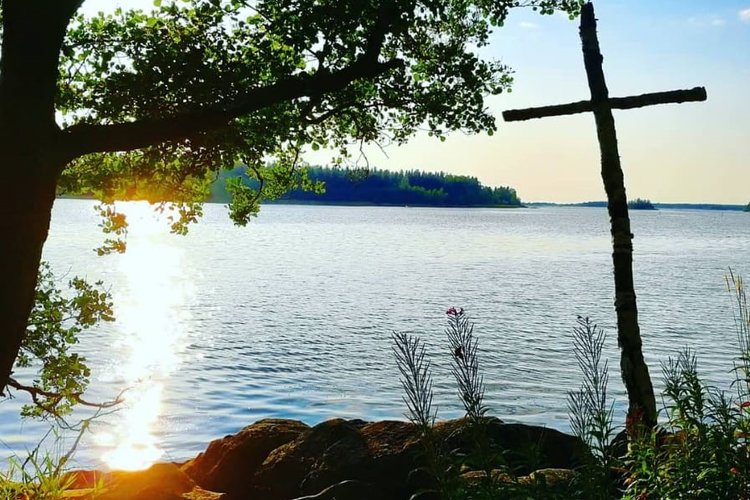 Meren ja taivaan välillä Meren ja taivaan välillä
