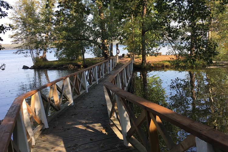 Mielenterveyskuntoutujien leiri Silta Hvittorpin tekosaareen Hvitträskin järvessä.