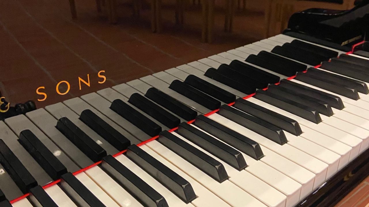 kuvassa pianon koskettimet