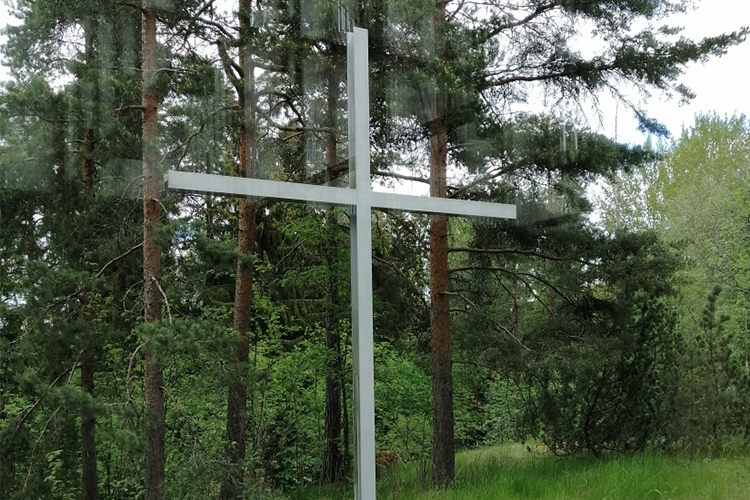 Pyhäpäivän tervehdys Tapiolan seurakunnasta Valkoinen risti ulkona Otaniemen kappelin alttari-ikkunan takana