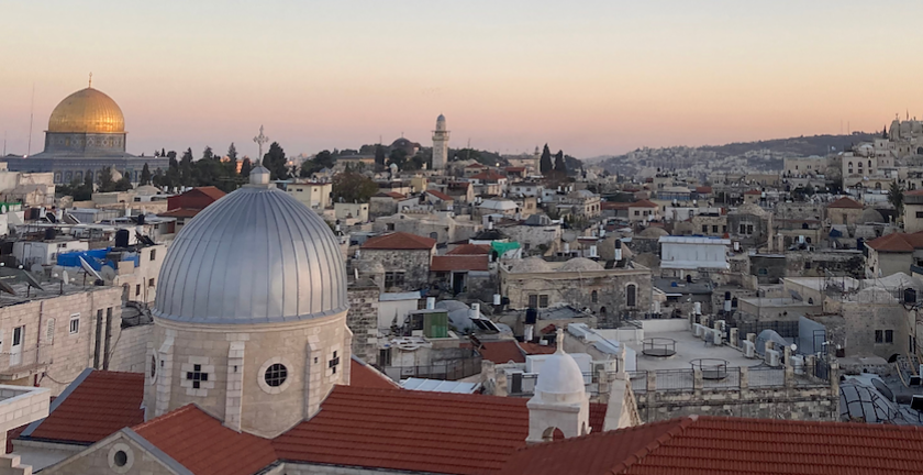 Jerusalemin vanhakaupunki auringonlaskun aikaan. Taustalla näkyy kalliomoskeija ja etulalla kirkko