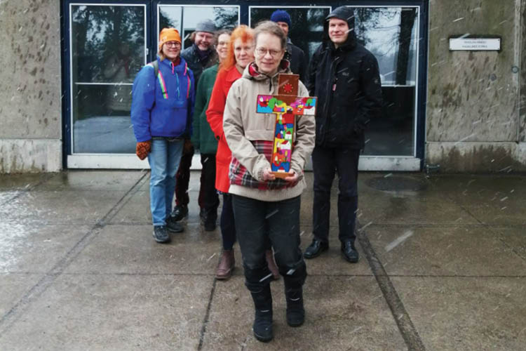 Pieni adventtipyhiinvaellus PERUTTU Pyhiinvaeltajat Tapiolan kirkon sisäänkäynnin edustalla