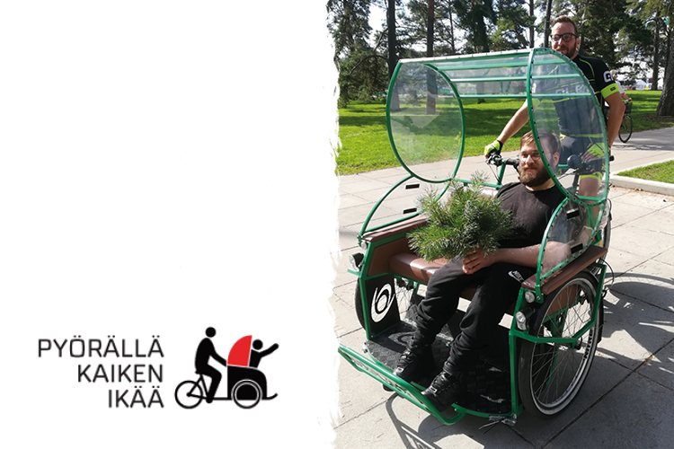 Riksaluotsi koulutus Riksapyörä ajelulla ajaja ja kyydittävä Tapiolan kirkon edustalla. Pyörällä kaiken ikää -logo.