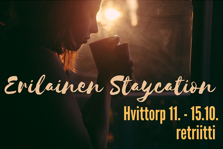 Arkiretriitti Hvittorpissa Hämärä kuva, nainen juo kahvia, teksti Erilainen Staycation.