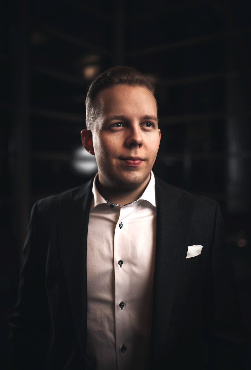 Suvisunnuntain iltamusiikki - IMPROVISANDO Teemu Suominen hymyilee