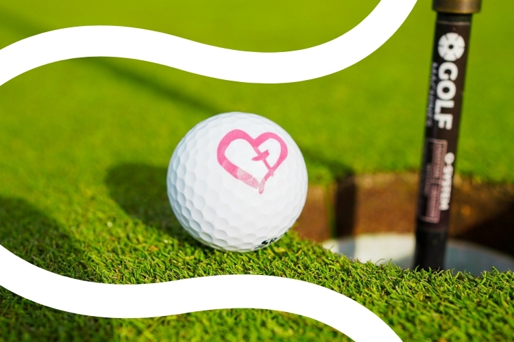 Golfpallo lipun vieressä.