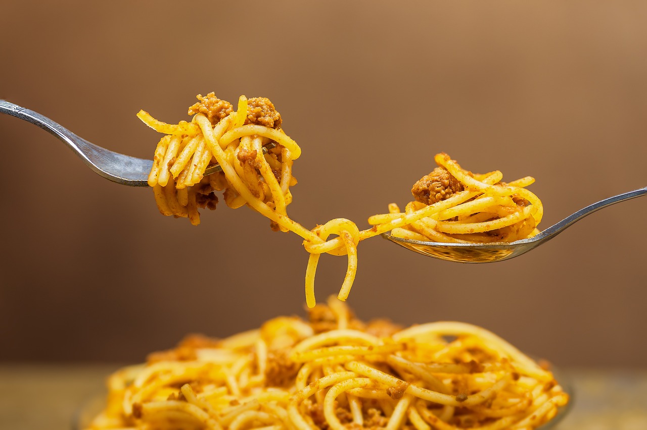 Kaksi haarukkaa, joissa pastaa ja makaronia