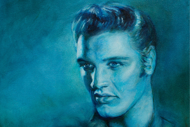 sinisävyinen kuva, jossa Elvis Presley katsoo nuorena miehenä vasemmalle kuvassa