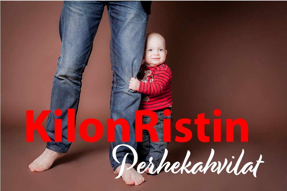 PERUTTU KilonRistin Perhekahvila kuvassa pieni lapsi nojaa isän jalkoihin