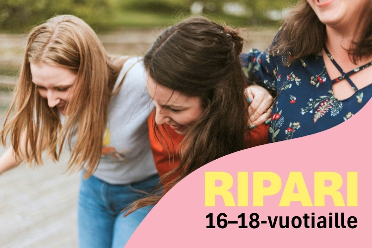Kolme nuorta iloitsee yhdessä.