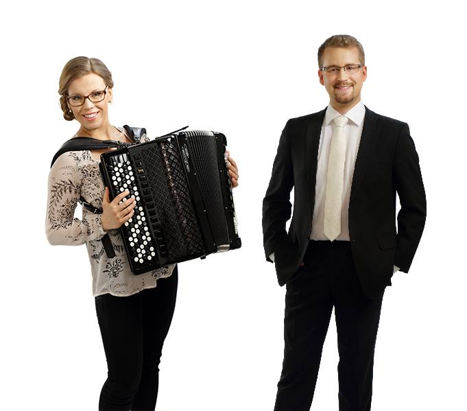 Suvisunnuntain iltamusiikki Oikealla osa Espoon tuomiokirkon länsipäätyä kauniina kesäpäivänä. Sinistä taivasta keskellä ja vasemmalla vihreä vehmas vaahteralatvus.