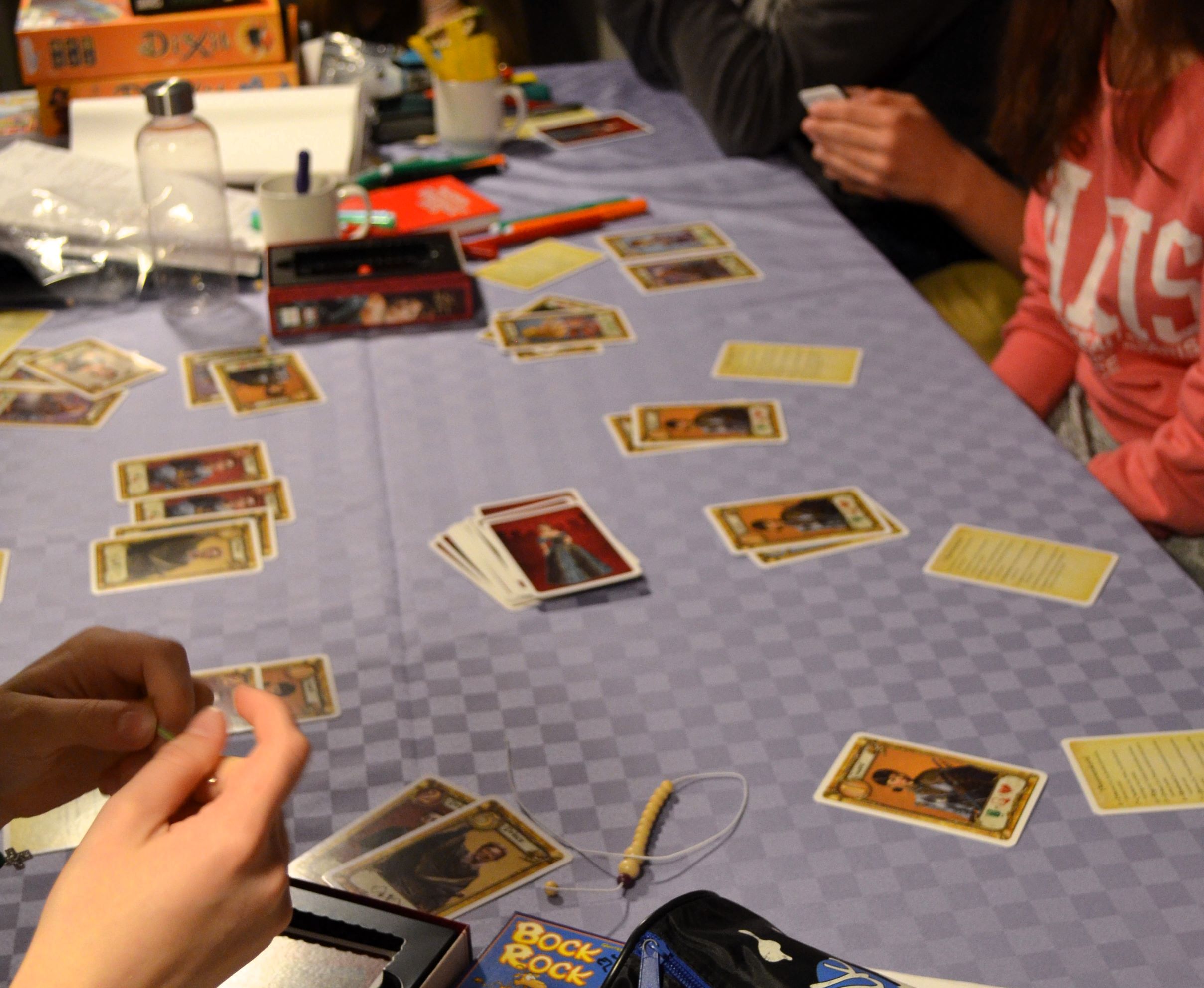 loveletter pelin kortteja pöydällä, taustalla muista pelejä
