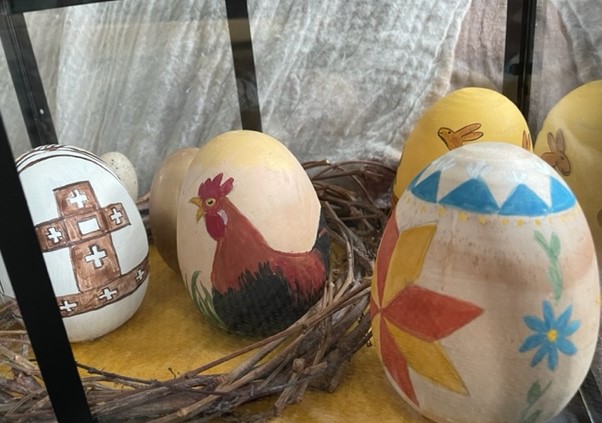 Kuvassa on maalattuja pääsiäismunia lyhdyn sisällä