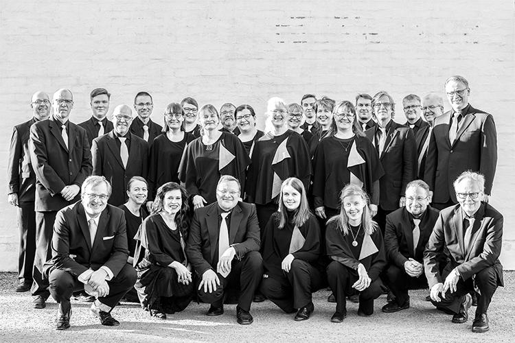 Pyhäinpäivän iltakonsertti - Tapiolan kamarikuoro tapiolan kamarikuoron jäsenet eli iso määrä ihmisiä kahdessa rivissä