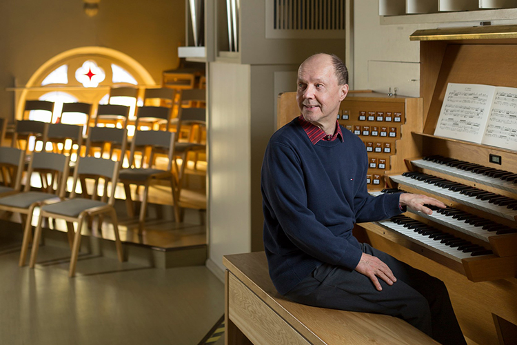 Risto Valtasaari - urkumusiikkia viideltä vuosisadalta Risto Valtasaari urkujen ääressä