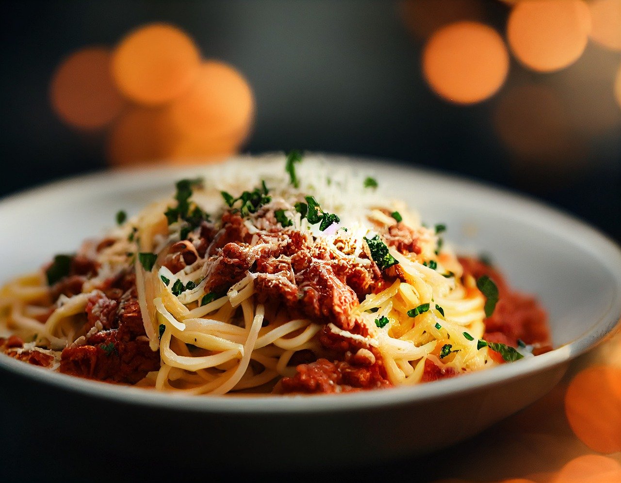spagetti bolognese lautasella