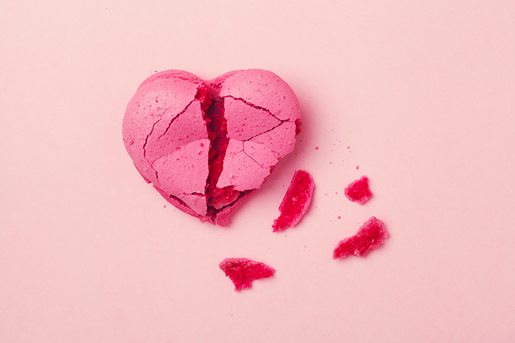 Eroryhmästä tukea toipumiseen ja elämän uudelleen rakentamiseen Rikkoutunut macaron-sydänleivos