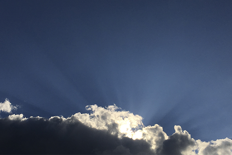 Messu Kristuksen Kuninkuuden sunnuntaina auringon valo kuultaa pilven takaa