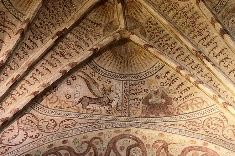 Espoon keskiaikaisen tuomiokirkon holvi, jossa kattomaalauksia