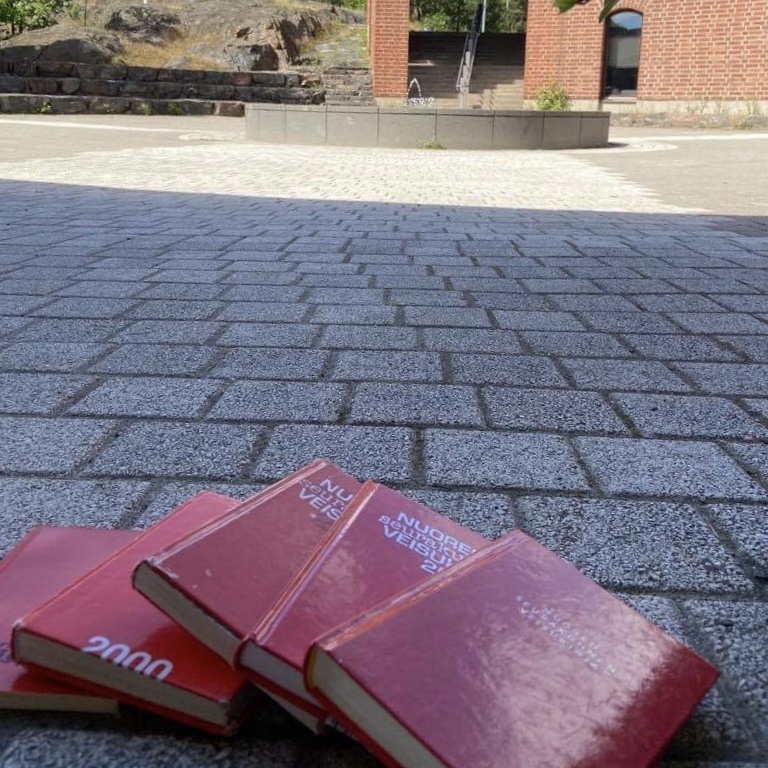 Sydämeni laulut - Riparilaulujen ilta osa 2 Punaisia nuorten veisukirjoja Leppävaaran kirkon sisäpihalla.