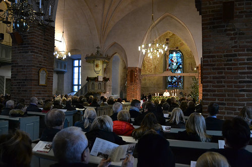 Espoon tuomiokirkon aattohartaudessa kirkko on täynnä laulavia ihmisiä.