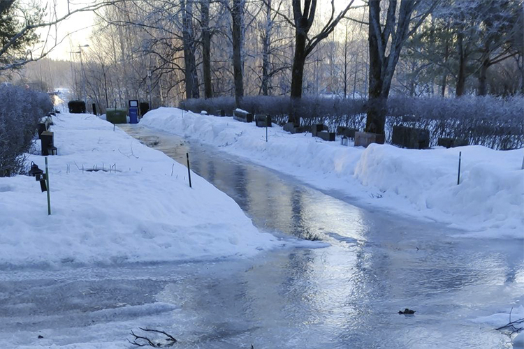 Kuvassa on jäiset hautausmaan käytävät talvimaisemassa.