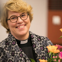 Kuvassa on juuri kukkakimpun saanut hymyilevä vastavalittu piispa Kaisamari Hintikka.