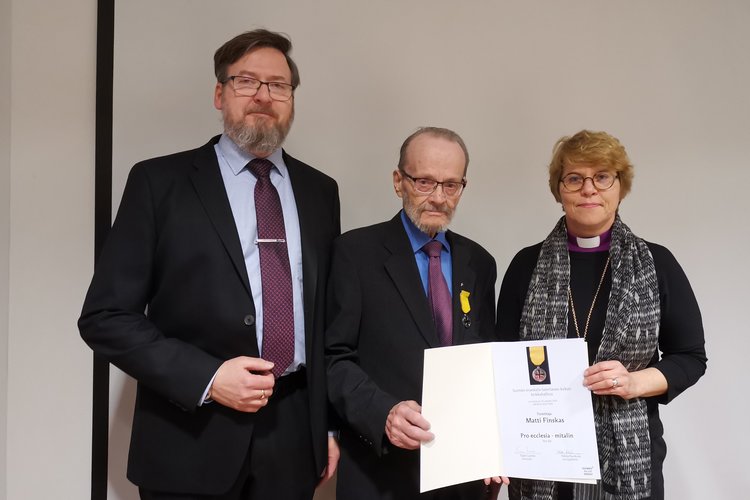 Matti Finskakselle luovutettiin Pro ecclesia -mitali, kuvassa Finskas, hallintojohtaja Hämäläinen ja piispa...