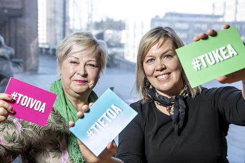Eija Suominen ja Lilli Snellman ovat kuvassa Espoon valtuustotalolla.