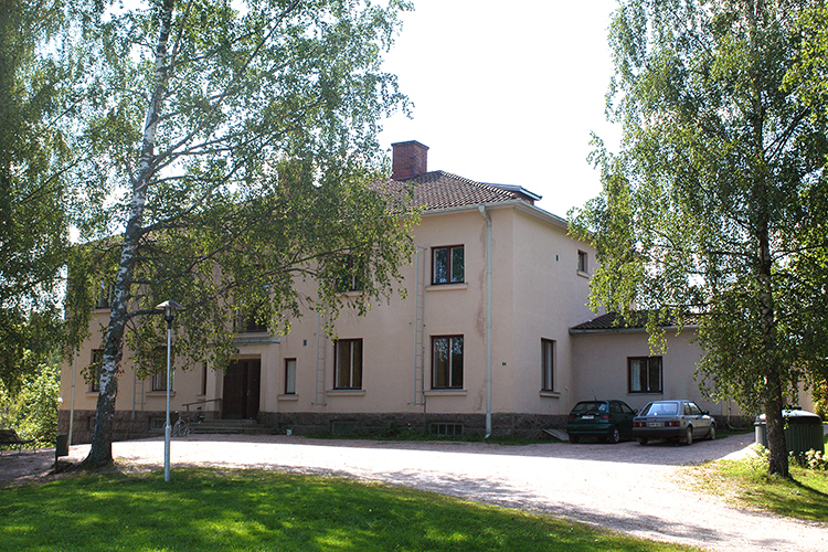 Velskolan kartano on vaalea rapattu kaksikerroksinen rakennus.