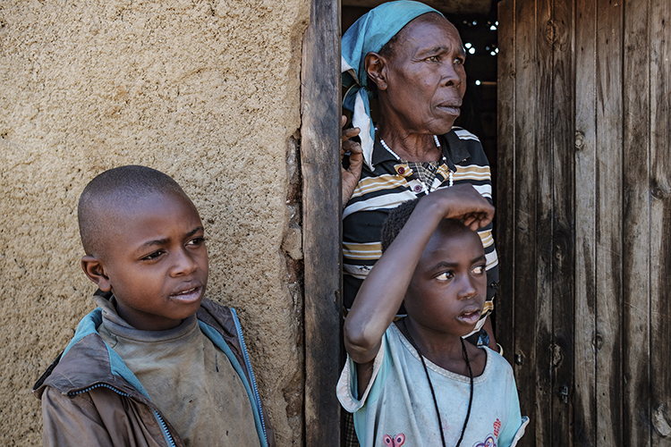 67-vuotias Maria Nyrambagazohe asuu Kyakan pakolaisasutusalueella Ugandassa kahden lapsenlapsensa kanssa.