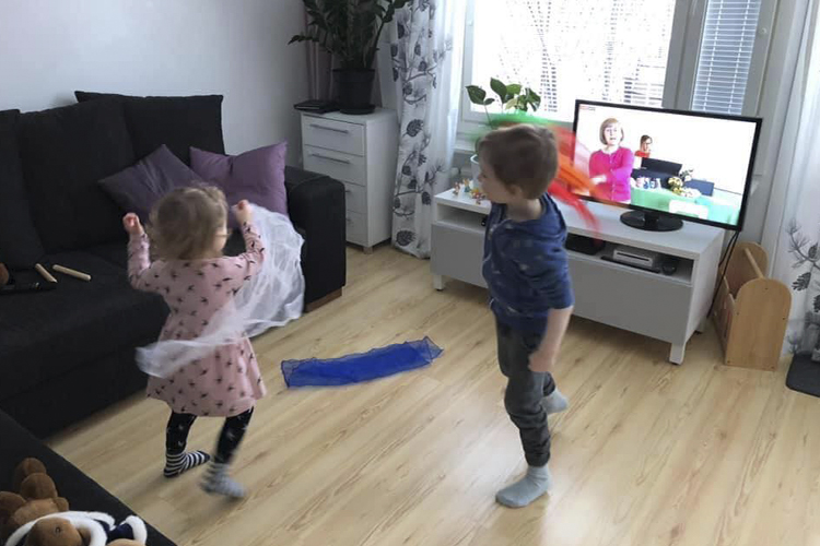 Lapset tanssivat muskaristriimauksen innostamina Ilona Nymanin lasten virren ”Tulkoon valo” tahtiin.