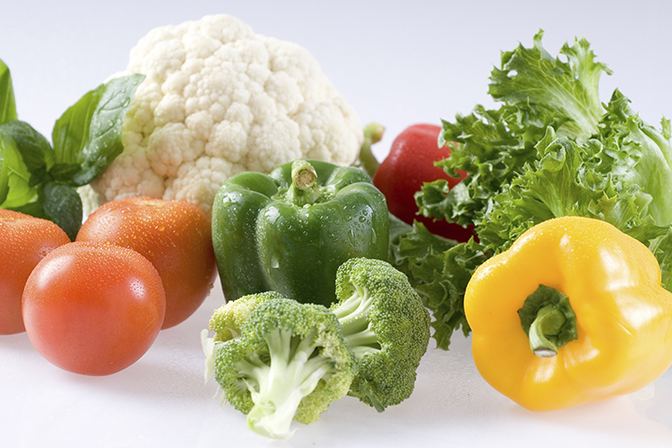 Kuvasssa on kasviksia: tomaatteja, paprikoita, parsaa, kukkakaali, basilikaa ja salaatinlehtiä.