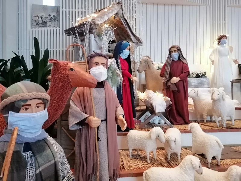 Olarin kirkon jouluseimiasetelma viime jouluna. Asetelman nukeilla kasvomaskit.