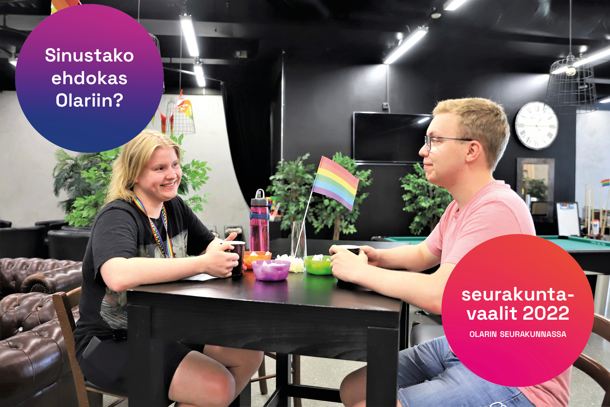 Kaksi ihmistä pöydän ääressä sekä tekstit
