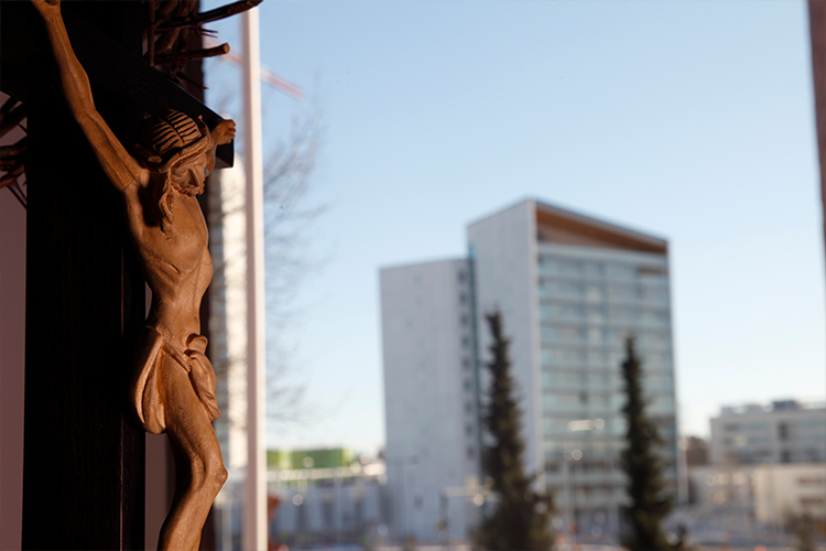 kuvassa on jeesus ristillä ikkunan edessä