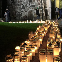 Pyhäinpäivänä voit sytyttää kynttilän Espoon tuomiokirkon pääoven edessä olevan muurin päälle.